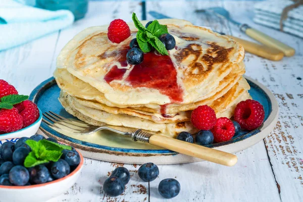 Μια Στοίβα Από Pancakes Φρέσκα Φρούτα Μαρμελάδες Και Κρέμα Γάλακτος — Φωτογραφία Αρχείου