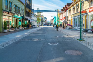 Tromso, Norveç, 06 Eylül 2018: Tromso sokak görünümü. 350 kilometre kuzeyinde Kuzey Kutup Dairesi bulunan burası Kuzey Norveç ve popüler bir yer Kuzey ışıkları gözlemlemek için en büyük şehir