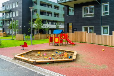 Tromso, Norveç, 2 Eylül 2018: Çocuk Bahçesi Tromso bir konut kompleksi içinde.