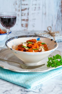 Chorizo, tavuk ve biberiye pearl arpa risotto