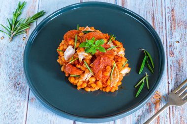 Chorizo, tavuk ve biberiye pearl arpa risotto - üstten görünüm