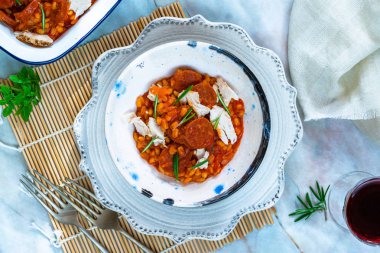 Chorizo, tavuk ve biberiye pearl arpa risotto - üstten görünüm