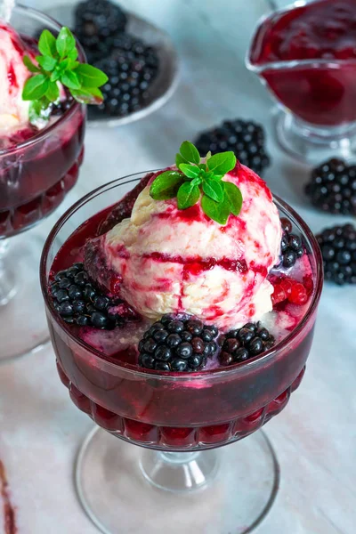Vaniljglass Dessert Med Plommon Och Björnbär Sirap Och Färsk Frukt — Stockfoto