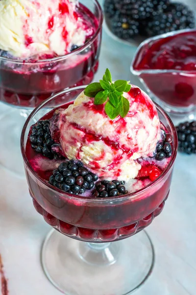 Vaniljglass Dessert Med Plommon Och Björnbär Sirap Och Färsk Frukt — Stockfoto