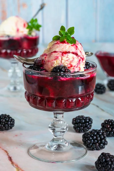 Vaniljglass Dessert Med Plommon Och Björnbär Sirap Med Färsk Frukt — Stockfoto