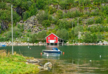 Ersfjordbotn köyü Ersfjorden - güzel fiyort Troms County, Norveç'te sahil üzerinde tipik Norveç ahşap kulübe