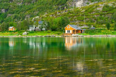 Ersfjordbotn köyü Ersfjorden - güzel fiyort Troms County, Norveç'te sahil üzerinde tipik Norveç ahşap kulübe