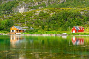 Ersfjordbotn köyü Ersfjorden - güzel fiyort Troms County, Norveç'te sahil üzerinde tipik Norveç ahşap kulübe