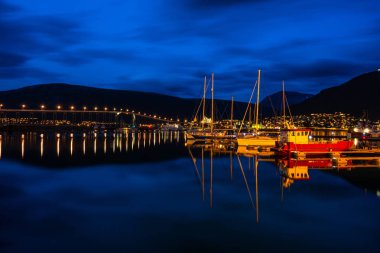 Tromso Tromso köprü mesafe - uzun pozlama ile bölgesinde marina gece görünümü.