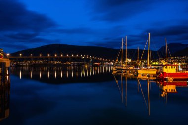 Tromso Tromso köprü mesafe - uzun pozlama ile bölgesinde marina gece görünümü.