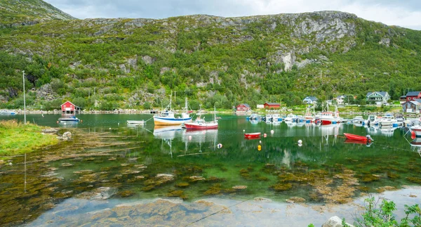 ノルウェーのトロムス県郡 Ersfjorden Ersfjordbotn 村のビュー — ストック写真