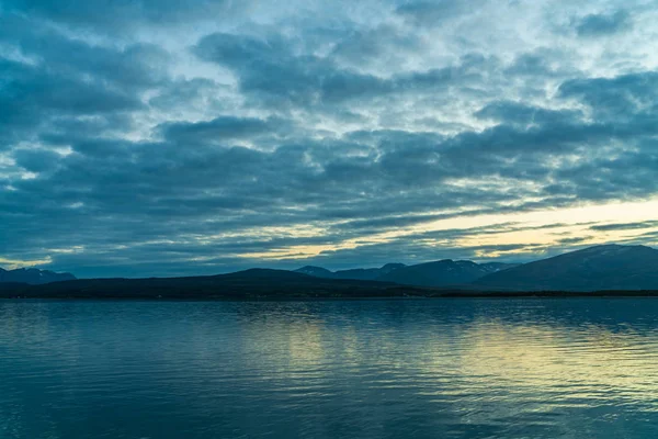 Widok Fiord Tromso Wyspie Tromsoya Podczas Zachodu Słońca Norwegia — Zdjęcie stockowe