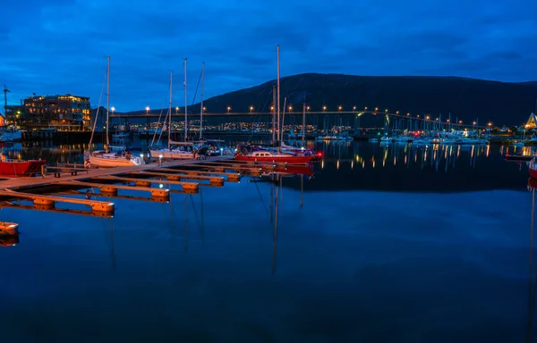 Νυχτερινή Άποψη Της Περιοχής Marina Τρόμσο Τρόμσο Γέφυρα Στην Απόσταση — Φωτογραφία Αρχείου