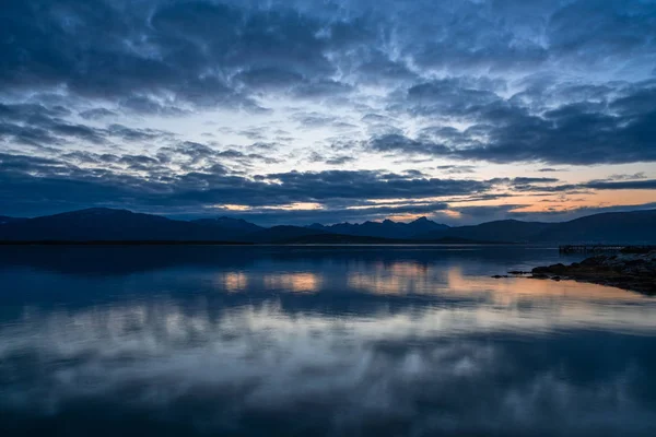 Widok Fiord Tromso Wyspie Tromsoya Podczas Zachodu Słońca Norwegia — Zdjęcie stockowe