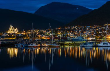Norveç'te Tromso marinada gece görünümü. 