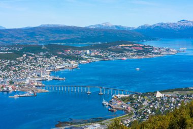 Tromso görünümünü Tromsdalen anakara üzerinde ile boğaz Tromsoysundet karşısında bir Tromso köprü ile bağlantılı Tromsoya ada üzerinde. Norveç