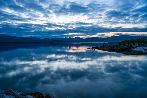 Widok Fiord Tromso Wyspie Tromsoya Podczas Zachodu Słońca Norwegia — Zdjęcie stockowe