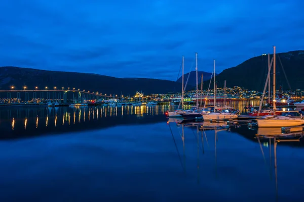 Vista Nocturna Zona Del Puerto Deportivo Tromso Con Puente Tromso —  Fotos de Stock