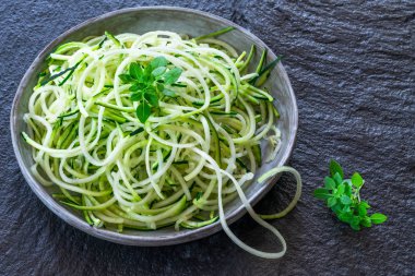 Kabak spagetti - bir tabakta rendelenmiş kabak - üstten görünüm
