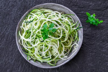 Kabak spagetti - bir tabakta rendelenmiş kabak - üstten görünüm