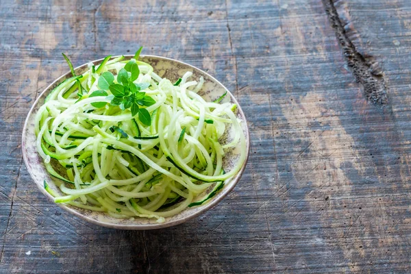 Courgette Spaghetti Измельченные Цуккини Миске — стоковое фото