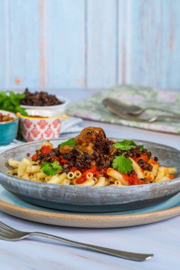 Kushari - Mısır vejetaryen tabağı ile mercimek, kızarmış soğan ile tepesinde makarna ve domates sosu baharatlı