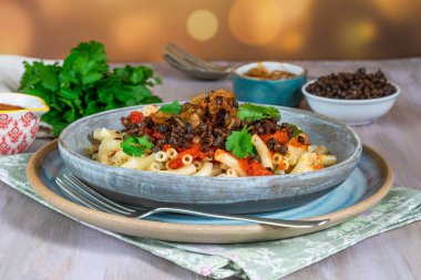 Kushari - Mısır vejetaryen tabağı ile mercimek, kızarmış soğan ile tepesinde makarna ve domates sosu baharatlı