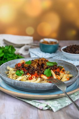 Kushari - Mısır vejetaryen tabağı ile mercimek, kızarmış soğan ile tepesinde makarna ve domates sosu baharatlı
