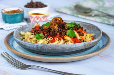 Kushari - Mısır vejetaryen tabağı ile mercimek, kızarmış soğan ile tepesinde makarna ve domates sosu baharatlı
