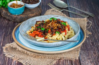 Kushari - Mısır vejetaryen tabağı ile mercimek, kızarmış soğan ile tepesinde makarna ve domates sosu baharatlı
