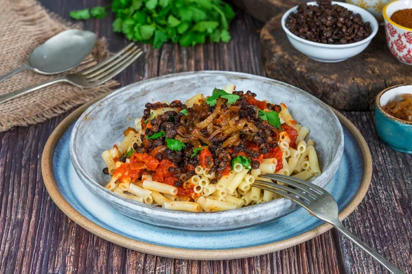 Kushari Farfurie Vegetariană Egipteană Linte Sos Condimentat Roșii Macaroane Acoperite — Fotografie, imagine de stoc