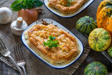 Biftek ve mantar pasta - yüksek açılı görünüş