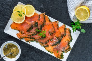 Gravadlax - Nordic fincan ince dilimlenmiş çiğ somon tedavi içinde tuz, şeker ve dereotu ve dereotu ve hardal sosu - üstten görünüm eşliğinde