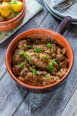 Kremalı mantar soslu mantar ile personel sığır eti nağmeleme hizmet ile haşlanmış bebek patates - yüksek açılı görünüş