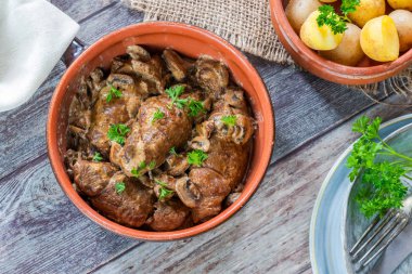 Kremalı mantar soslu mantar ile personel sığır eti nağmeleme hizmet ile haşlanmış bebek patates - yüksek açılı görünüş