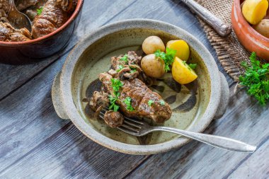 Kremalı mantar soslu mantar ile personel sığır eti nağmeleme hizmet ile haşlanmış bebek patates - yüksek açılı görünüş