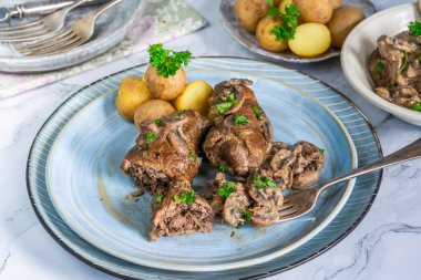 Kremalı mantar soslu mantar ile personel sığır eti nağmeleme haşlanmış bebek patates ile görev yaptı. 