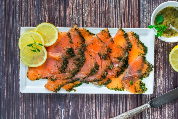 Gravadlax 北欧料理の薄くスライス生サーモンの塩漬けの塩 ディル ディルとマスタード ソース トップ ビューを伴う — ストック写真