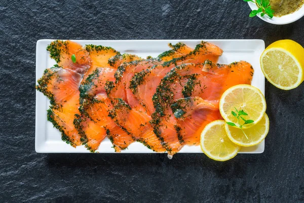 Gravadlax - Nordic fincan ince dilimlenmiş çiğ somon tedavi içinde tuz, şeker ve dereotu ve dereotu ve hardal sosu - üstten görünüm eşliğinde