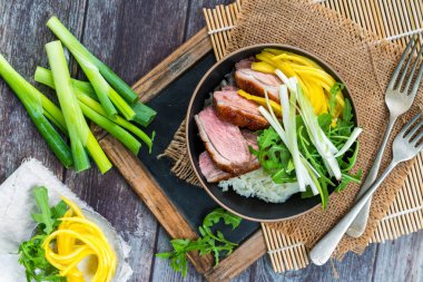 Hoisin ördek mango, taze soğan, roket marul salatası ve pirinç - üstten görünüm