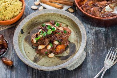 Kuskus ile tavuk, tarihi ve bal tajine 