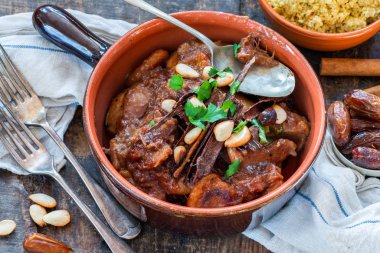 Kuskus ile tavuk, tarihi ve bal tajine