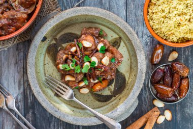 Tavuk, tarihi ve bal tajine ile kuskus - üstten görünüm