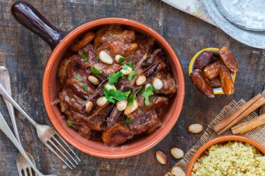 Tavuk, tarihi ve bal tajine ile kuskus - üstten görünüm