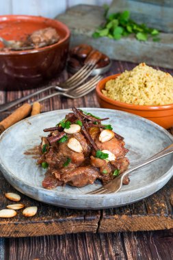 Kuskus ile tavuk, tarihi ve bal tajine