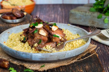 Kuskus ile tavuk, tarihi ve bal tajine