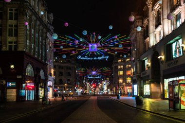Londra - 17 Kasım 2018: Oxford Street, Londra, İngiltere Noel ışıkları. Merkez Londra'nın en yoğun alışveriş bölgesi tam uzunlukta renkli parlak küreler ile süslüdür.
