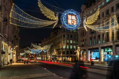 Londra - 17 Kasım 2018: Regent Street, Londra, İngiltere Noel ışıkları. Noel ışıkları alışveriş binlerce festival sezonunda çekmek ve Londra'nın önemli turistik bulunmaktadır