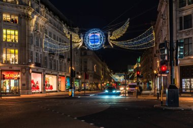 Londra - 17 Kasım 2018: Oxford Circus Noel ışıkları. Güzel Noel süsleri alışveriş binlerce festival sezonunda çekmek ve önemli turistik bulunmaktadır.