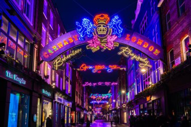 Londra - 17 Kasım 2018: Noel ışık Carnaby Street, Londra İngiltere yok. Bu yıl Carnaby Noel özelliği Bohemian Rhapsody Kraliçe ilham ışık yükleme göz kamaştırıcı ışıklar.